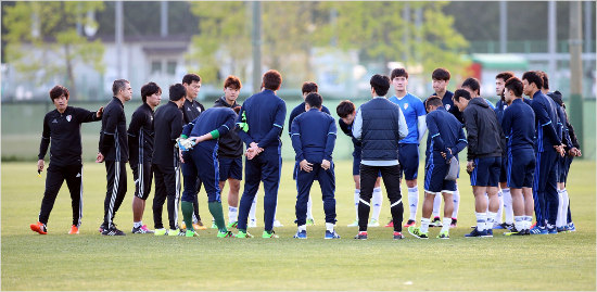 2016아시아축구연맹(AFC)챔피언스리그조별예선4경기째승리가없는수원삼성은감바오사카(일본)와5차전원정경기에서반드시승리해16강진출의옅은희망을살리겠다는각오다.(자료사진=한국프로축구연맹공동취재단)