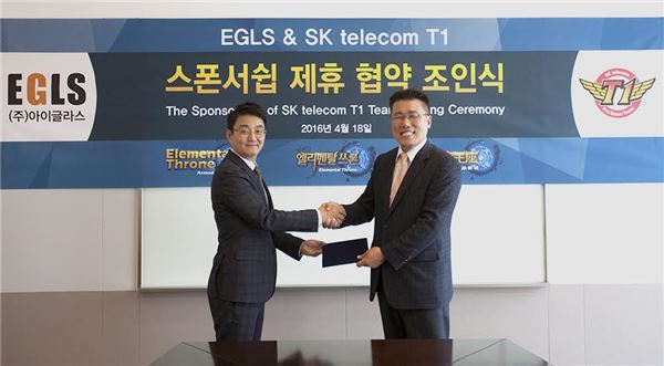 EGLS와 SK텔레콤 T1 상호간 스폰서십 조인식, EGLS 반승재 지사장(좌), SK telecom T1 김선중 단장