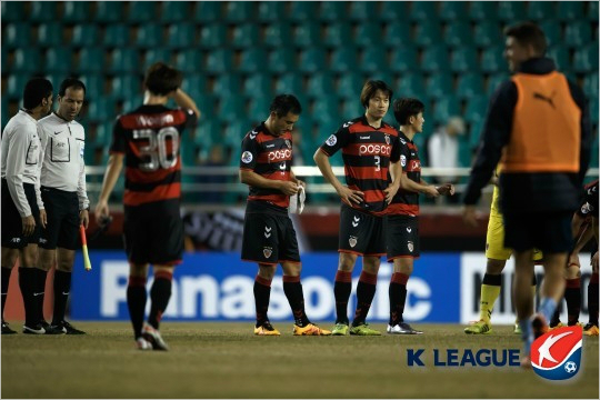 시드니원정에서패한뒤고개를숙이고있는포항.(사진=한국프로축구연맹제공)