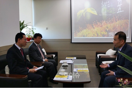 오승현울산광역시교육청부교육감(사진왼쪽)과울산청소년꿈키움센터이양근센터장(사진오른쪽)이대화를나누고있다.(사진제공=울산청소년꿈키움센터)