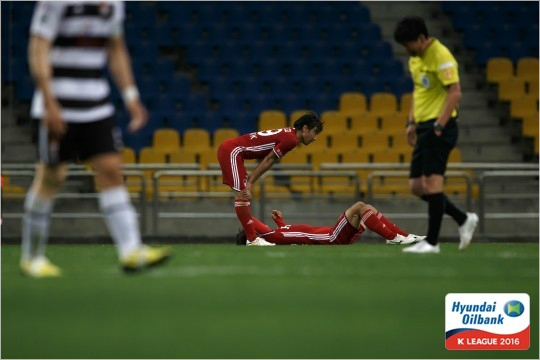 한국프로축구연맹이야심차게시작한'먼데이나이트풋볼'이지만대구와부산에서열린두경기를찾은축구팬은2000명도되지않았다.사진은부산아이파크와경남FC의경기가열린부산아시아드주경기장.(자료사진=한국프로추국연맹)