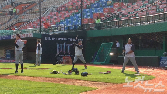 김태균,로사리오등한화선수들이머리카락을짧게자른채훈련하고있다(사진=노컷뉴스)