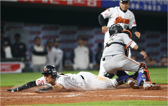 19일부산에서열린프로야구한화전에서롯데가2-3으로뒤진9회말정훈의희생플라이때강민호가홈으로몸을날리고있다.롯데는이득점으로승부를연장전으로끌고갔다(사진제공=롯데자이언츠)
