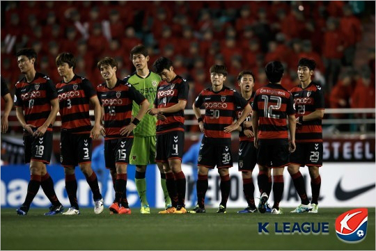 광저우헝다(중국)와2016아시아축구연맹챔피언스리그조별예선5차전패배를아쉬워하는포항선수들의뒤에보이는붉은색단체응원단이포항스틸야드가자랑하는해병대응원단이다.(자료사진=한국프로축구연맹)