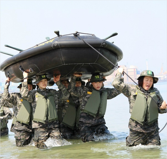 마흔다섯나이에도해병대훈련까지소화해낸오영란(오른쪽).(사진=대한핸드볼협회제공)