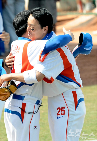 '힘들었어요'이승엽(오른쪽)이2008년베이징올림픽일본과4강전에서8회결승2점홈런으로승리를이끈뒤김경문당시대표팀감독과포옹하는모습.(자료사진)