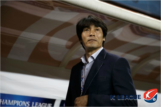 올시즌포항에부임해자신의축구철학을도입하는데집중했던최진철감독은예상보다저조한성적에기존의포항이잘했던'스틸타카'를꺼내들었다.(자료사진=한국프로축구연맹)