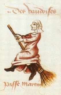 마녀가 빗자루를 타고 하늘 높이 날아 오르는 것을 하늘로 올라갈 수록 witch 에너지가 증가하기 때문입니...