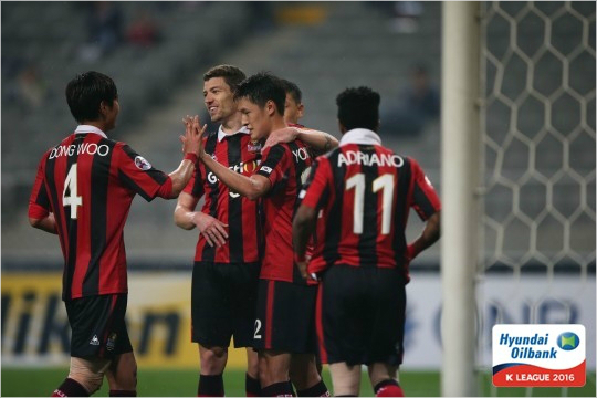 "용우아잘했다."부리람전에서골을넣은뒤축하받고있는박용우.(사진=한국프로축구연맹제공)