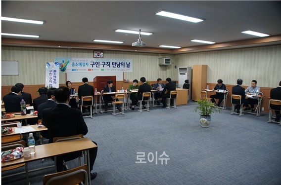 출소예정자들이정상차림으로구인ㆍ구직만남의날행사에서면접에임하고있다.(사진제공=부산교도소)