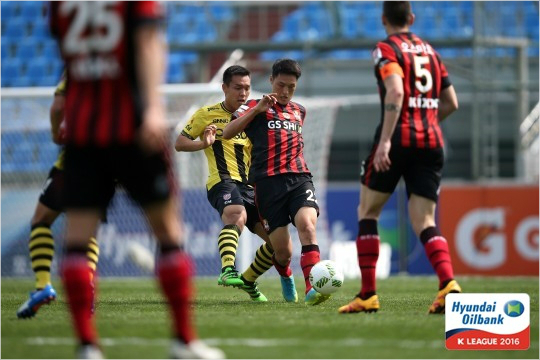 박용우(가운데)의전남전경기모습.(사진=한국프로축구연맹제공)