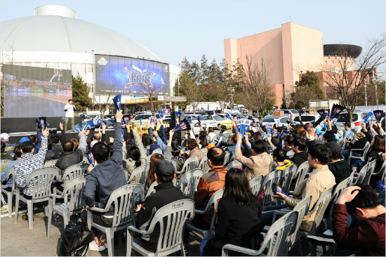 '우리버리고간다고?'지난3월19일KCC-오리온의챔피언결정1차전이열린전주실내체육관은만원관중이들어차입장하지못한전주팬들이야외응원석에서KCC에열띤응원을펼치는모습.(자료사진=KBL)