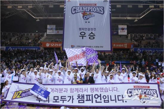 '새연고지에서첫우승'오리온이지난달경기도고양에서열린KCC와챔프전6차전에서승리하며우승을확정한뒤홈팬들의축하속에우승세리머니를펼치는모습.(자료사진=박종민기자)