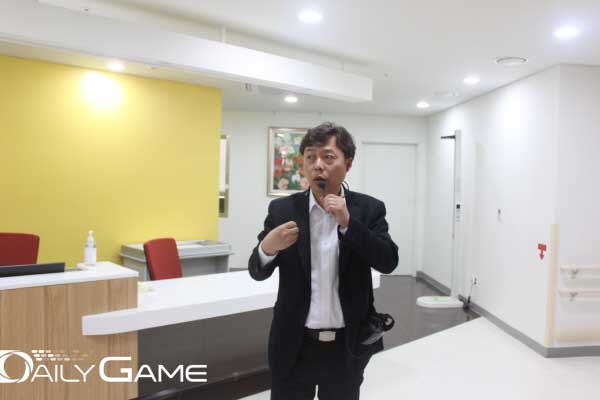 병원 내 시설을 설명 중인 푸르메재단 고재춘 실장
