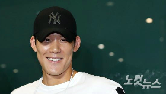 전수영국가대표박태환이'도핑파문'이후18개월만의복귀전을치르기위해인천공항을통해귀국한뒤간단한인사를하고있다.박태환은25일부터광주남부대국제수영장에서열리는제88회동아수영대회에참가한다(사진=박종민기자)