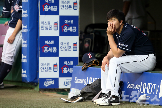 '오늘하루쉽니다~'타율1위를달리고있는두산베어스의오재일이22일잠실에서열리는'2016타이어뱅크KBO리그'한화이글스와경기선발명단에서제외됐다.두산김태형감독은피로누적으로인해휴식을줬다고제외이유를밝혔다.(사진=두산베어스제공)
