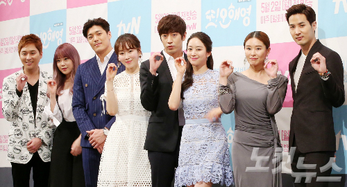 22일오후서울논현동임피리얼팰리스호텔에서열린tvN드라마'또오해영'제작발표회에서출연배우들이포즈를취하고있다.왼쪽부터허정민,허영지,이재윤,서현진,에릭,전혜빈,예지원,김지석.(사진=박종민기자)