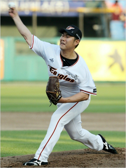 '첫승은언제쯤…'한화이글스송은범이22일잠실에서열린'2016타이어뱅크KBO리그'두산베어스와경기에시즌5번째선발로마운드에올랐지만첫승신고에실패했다.(사진=한화이글스제공)