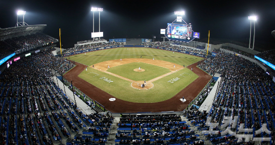 '여전한야구인기!''2016타이어뱅크KBO리그'가100만관중을눈앞에뒀다.사진은1일삼성과두산의개막전경기가열린삼성라이온즈파크(사진=황진환기자/자료사진)