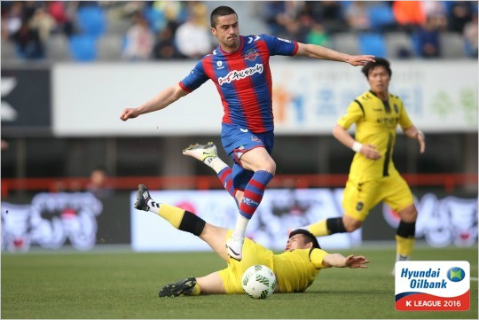 끊임없이인천골문을두드리고도득점에실패한수원FC.(사진=한국프로축구연맹제공)