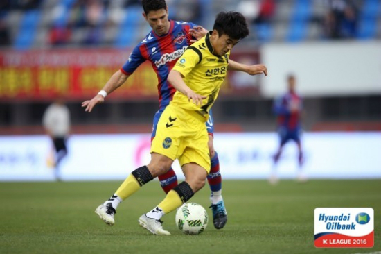 '득점을향해!'23일수원종합운동장에서열린'현대오일뱅크K리그클래식2016'7라운드인천유나이티드와수원FC경기에서인천의송시우가돌파를시도하고있다.(사진=한국프로축구연맹제공)