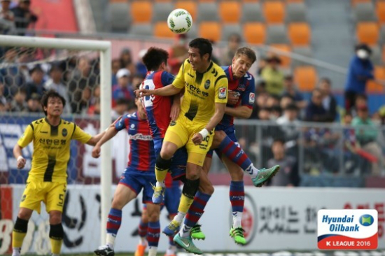 '불꽃튀는볼경합'23일수원종합운동에서열린'현대오일뱅크K리그클래식2016'수원FC와인천유나이티드경기에서수원레이어와인천의조병국이공중볼경합을하고있다.(사진=한국프로축구연맹제공)