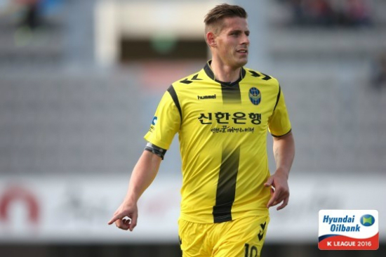 '이쪽으로패스!'23일수원종합운동장에서열린'현대오일뱅크K리그클래식2016'인천유나이티드와수원FC경기에서인천의케빈이그라운드를누비고있다.(사진=한국프로축구연맹제공)