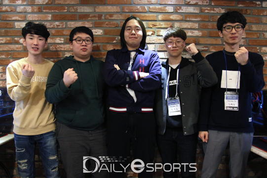 아시아 마이너 출전 자격을 얻은 몬스터. 왼쪽에서 두 번째가 팀 리더 장언.