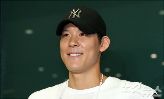 전수영국가대표박태환(27)이21일'도핑파문'이후18개월만의복귀전을치르기위해인천공항을통해귀국한뒤간단한인사를하고있다.박태환은25일부터29일까지광주남부대국제수영장에서열리는제88회동아수영대회에참가한다(사진=노컷뉴스)