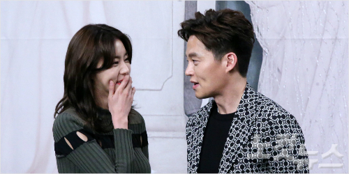 배우이서진(오른족)과유이(사진=박종민기자)