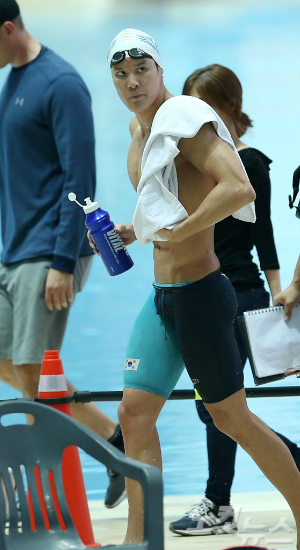 박태환이25일제88회동아수영대회남자일반부자유형1500m결승을마친뒤기록을확인하고있다.(사진=박종민기자)