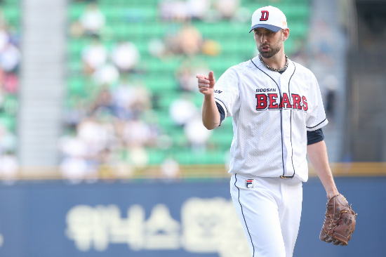 '다승선두로우뚝!'두산베어스의더스틴니퍼트가26일잠실에서열린'2016타이어뱅크KBO리그'SK와이번스와경기에서6이닝8피안타1실점6탈삼진으로승리투수가됐다.니퍼트는5승째를기록하며다승단독선두로올라섰다.(사진=두산베어스제공)