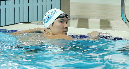 전수영국가대표박태환(27)이25일오후광주남부대학교국제수영장에서열린제88회동아수영대회남자일반부자유형1,500m결승을마친뒤기록을확인하고있다.박태환은남자일반부자유형1,500m결승에서15분10초95의기록으로1위를차지했다(사진=박종민기자)