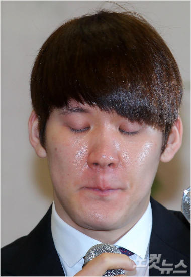지난해금지약물과관련기자회견때눈물을흘리고있는박태환.(자료사진=박종민기자)