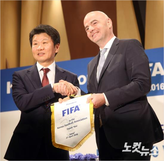 국제축구연맹(FIFA)평의회위원출마를앞둔정몽규대한축구협회장은방한한지안니인판티노FIFA회장과만나국제축구계에자신의존재감을끌어올렸다.황진환기자