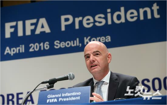 지난2월국제축구연맹(FIFA)의새수장으로선출된지안니인판티노회장의방한은국제축구계로의재진출을노리는한국축구에분명한도움이될전망이다.황진환기자