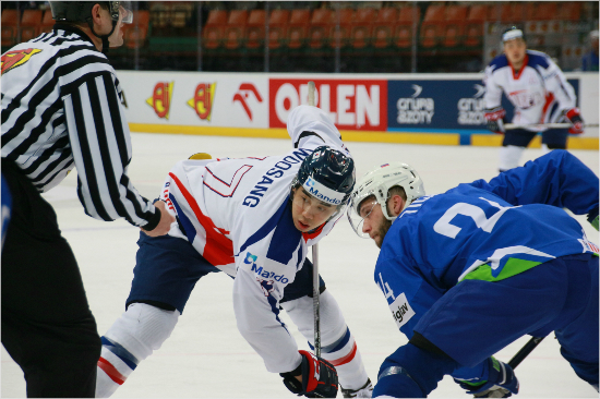 한국아이스하키대표팀은슬로베니아와2016국제아이스하키연맹(IIHF)아이스하키세계선수권디비전1그룹A대회4차전에서1-5역전패했지만1부리그승격의기회는아직남았다.(사진=대한아이스하키협회제공)