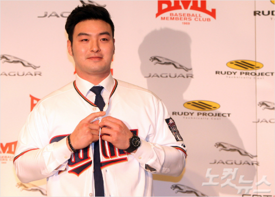 미국메이저리그미네소타트윈스에입단한박병호가지난해기자회견에서유니폼을착용하는모습.(자료사진=황진환기자)