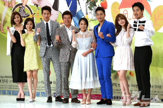 28일오후서울영등포타임스퀘어아모리스홀에서열린KBS1TV일일저녁극'별난가족'제작발표회에서배우들이포즈를취하고있다.왼쪽부터박연수,이시아,신지훈,선우재덕,전미선,김진우,길은혜,강서준.(사진=박종민기자)
