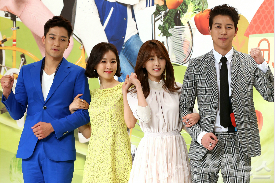 28일오후서울영등포타임스퀘어아모리스홀에서열린KBS1TV일일저녁극'별난가족'제작발표회에서배우들이포즈를취하고있다.왼쪽부터김진우,이시아,길은혜,신지훈.(사진=박종민기자)