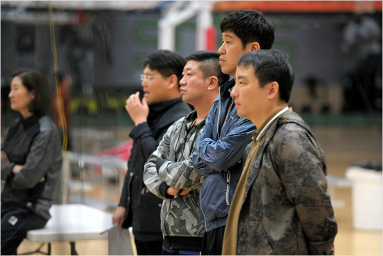 여자부한국도로공사지휘봉을잡고지도자인생을다시시작하는김종민감독(오른쪽두번째)은새로운무대에뛰어들기앞서선배들로부터여러조언을구했다.(자료사진=KOVO)