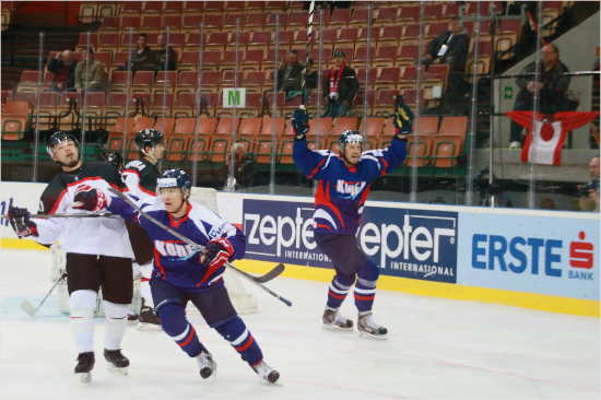 한국아이스하키는지난34년간일본을상대로1무19패의일방적인열세를기록했다.하지만지난26일IIHF아이스하키세계선수권디비전1그룹A대회3차전에서3-0완승을거두며동아시아최강으로우뚝섰다.(사진=대한아이스하키협회제공)