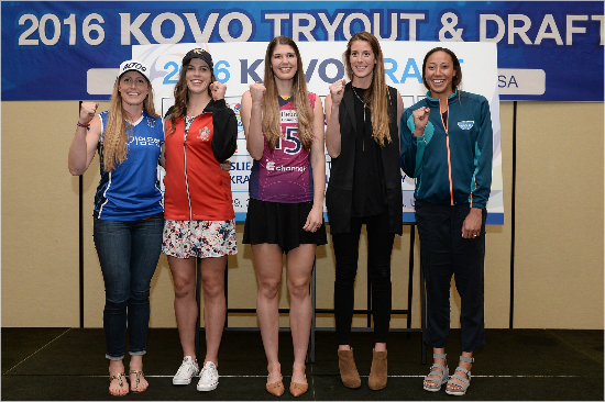 1순위지명자미들본(왼쪽에서두번째)과4순위러브(가운데),5순위그레이(오른쪽),6순위킹던(왼쪽).그리고도로공사와재계약한시크라(오른쪽에서두번째).(사진=KOVO제공)