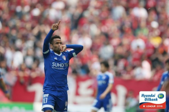 30일수원삼성의산토스가수원월드컵경기장에서열린'현대오일뱅크K리그클래식2016'8라운드FC서울전에서득점을기록하고세리머니를하고있다.(사진=한국프로축구연맹제공)