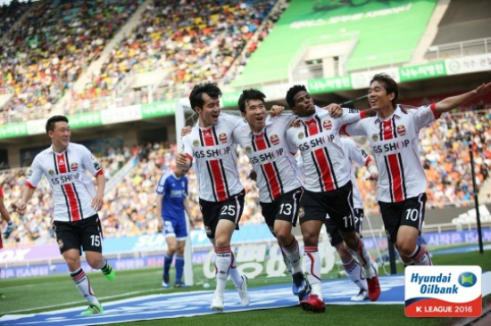 30일FC서울의아드리아노가수원월드컵경기장에서열린수원삼성과'현대오일뱅크K리그클래식2016'8라운드에서후반12분득점을기록하고동료선수들과기뻐하고있다.