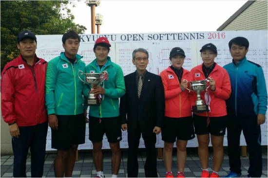 지난달29일규슈오픈국제대회에서남녀복식을제패한달성군청김경한코치,김현수,이현수와대한정구협회김성재부회장,옥천군청김지연,고은지,주정홍감독.(규슈=대한정구협회)