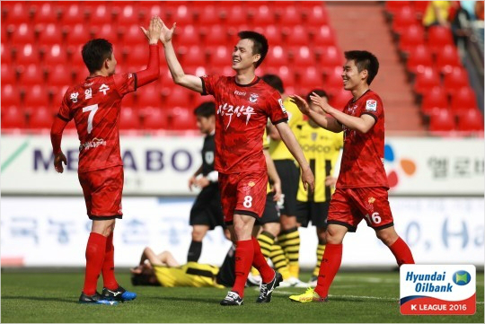 승격팀상주상무는7골이터진치열한승부에서전남드래곤즈를4-3으로꺾고상위권성적을이어갔다.(사진=한국프로축구연맹제공)