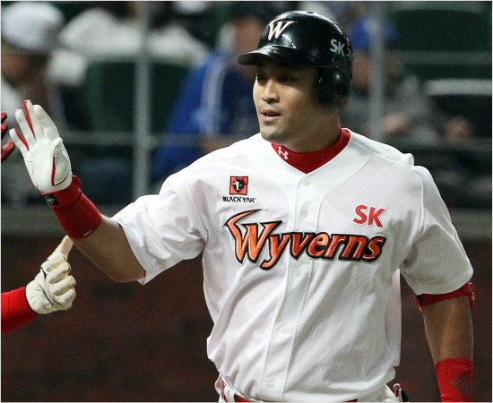 '병호야,우리한미월간MVP해볼까'4월한달동안전체타점1위(27개)의맹타를휘두르며SK의2위순항을이끈토종4번타자정의윤.(자료사진=SK)