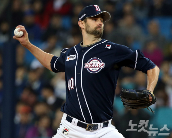 '난니느님이다'4월한달5전승을거두며두산의1위질주를이끈외국인에이스더스틴니퍼트.사진은지난달2일삼성과개막전때역투하는모습.(자료사진=황진환기자)