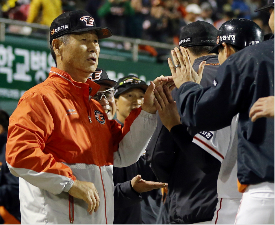 '누가야신과하이파이브할까?'김성근한화감독은이번주말케이티와원정3연전에서역대2호감독2500경기출장대기록을달성한다.과연뜻깊은경기에서승리의하이파이브를할수있을까.사진은지난달28일KIA와홈경기에서승리한뒤선수들과하이파이브를하는모습.(자료사진=한화)